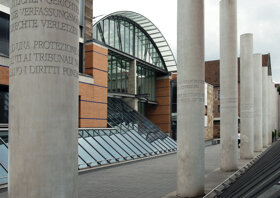 germanisches nationalmuseum eingang an der straße der menschenrechte c Stadt Nürnberg Birgit Fuder
