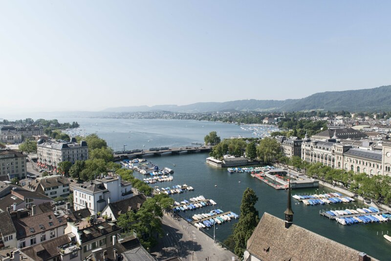 Panoramablick auf Zürich und den Zürichsee vom Uetliberg