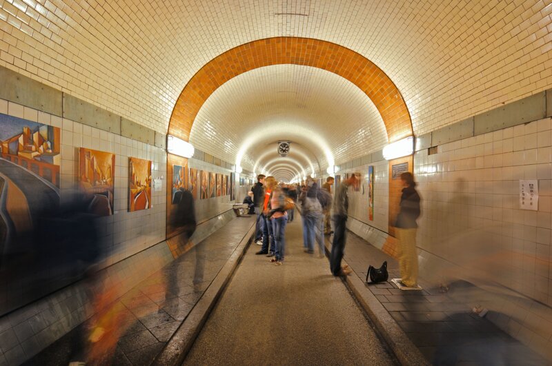 alter Elbtunnel mit Menschen