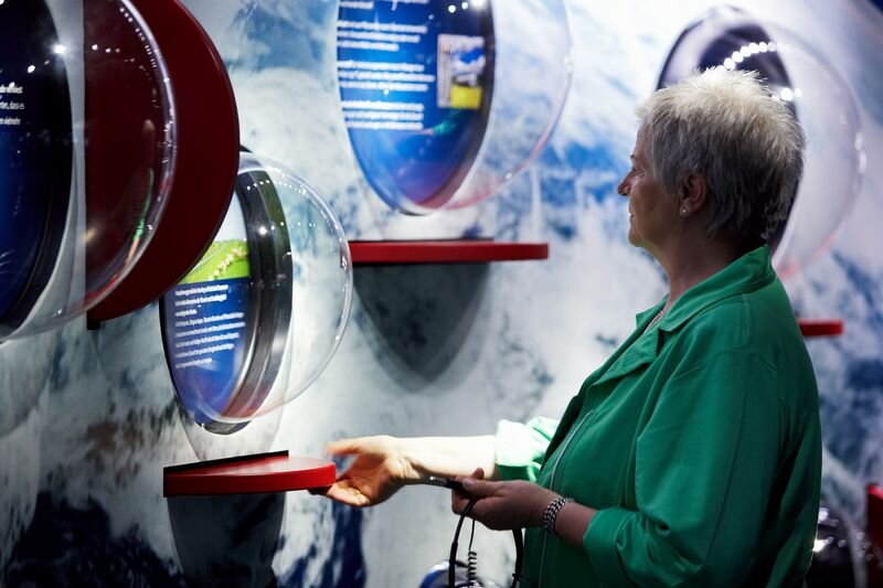 Frau schaut sich Klima- und Wetterforschung an