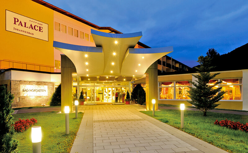 Blick auf das Johannesbad Hotel Palace im Abendlicht