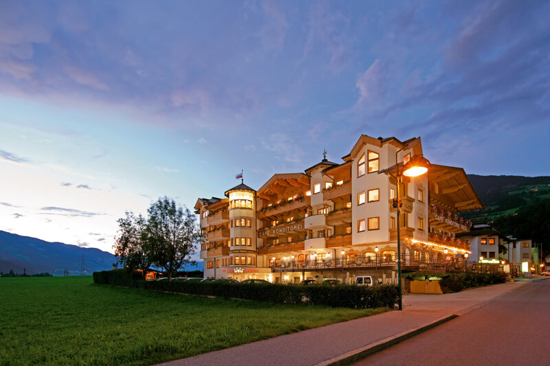 Hotel Riedl von außen im Dämmerlicht