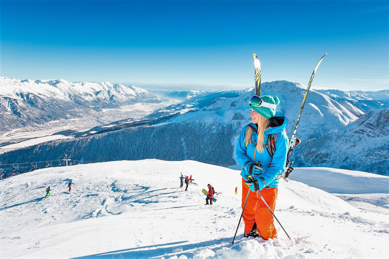 Skifahrerin im Skigebiet Axamer Lizum