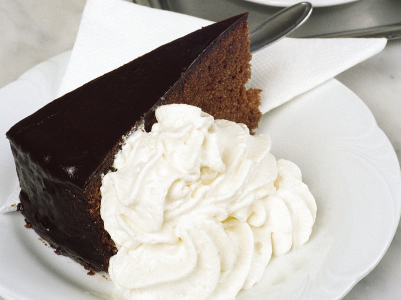 Wiener Kaffeehaus: Melange und Sachertorte mit Schlagobers