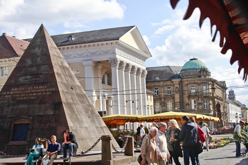 Marktplatz mit Pyramide