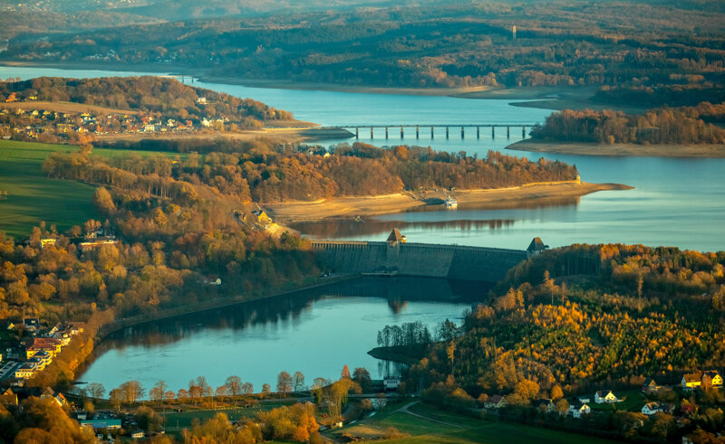 Idyllischer Stausee im Sauerland – Naturlandschaft am Listersee