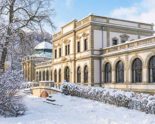 Luitpoldbad Schnee quer (c) Bayer. Staatsbad Bad Kissingen GmbH Foto Julia Gerber