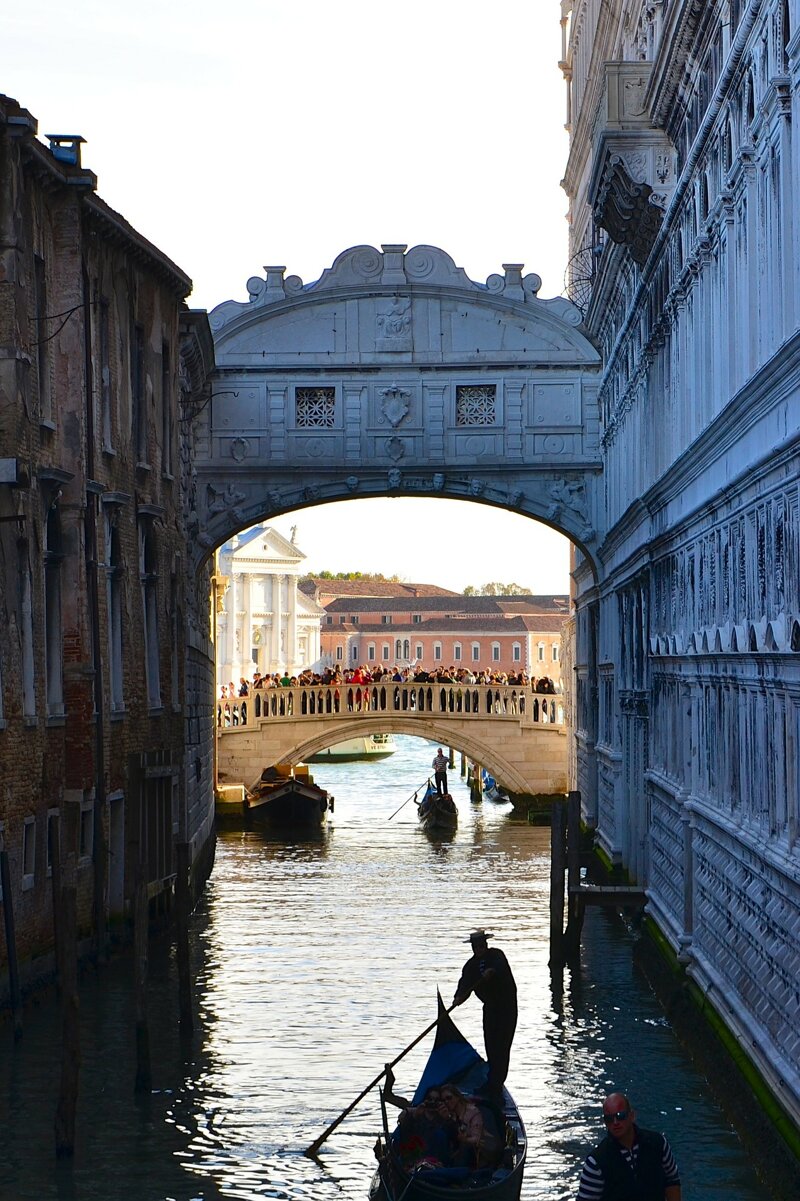 Die Seufzerbrücke (Ponte dei Sospiri) in Venedig