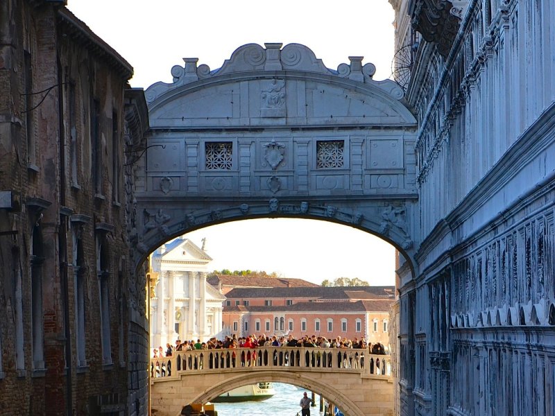 Die Seufzerbrücke (Ponte dei Sospiri) in Venedig