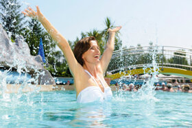 Bad Füssing Therme Frau außen Kur- und Gästeservice Bad Füssing