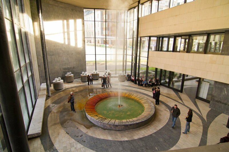 Quellen im Inneren eines Gebäudes