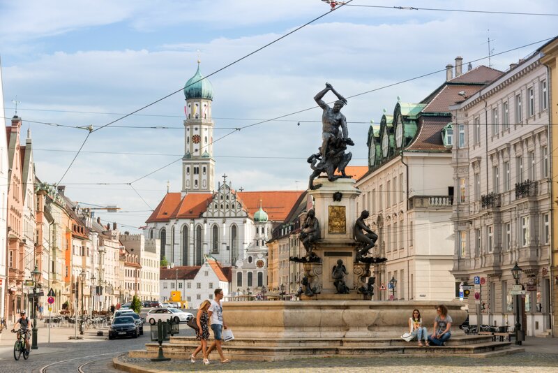 Maximilianstraße mit Herkulesbrunnen – Augsburg