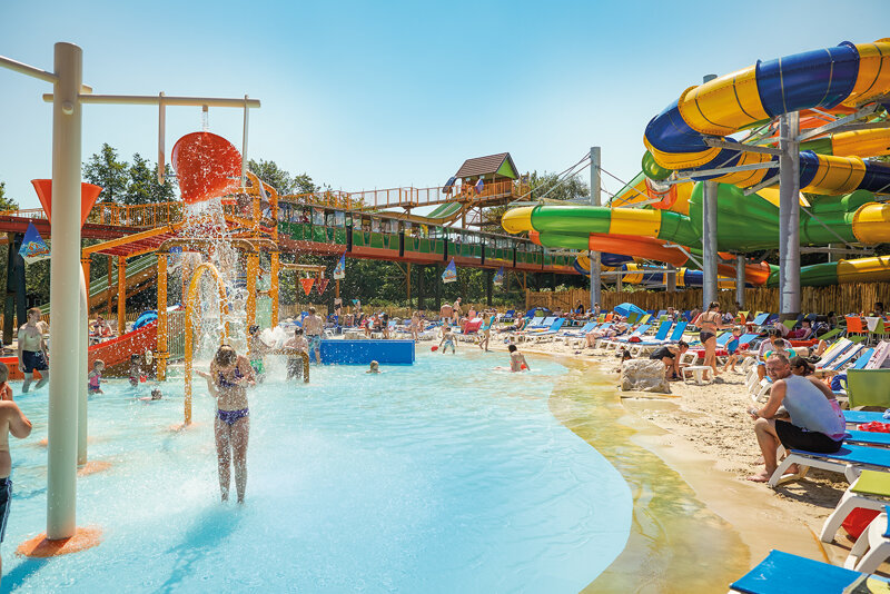 Wasserpark Aqua Mexicana mit Rutschen und Kindern