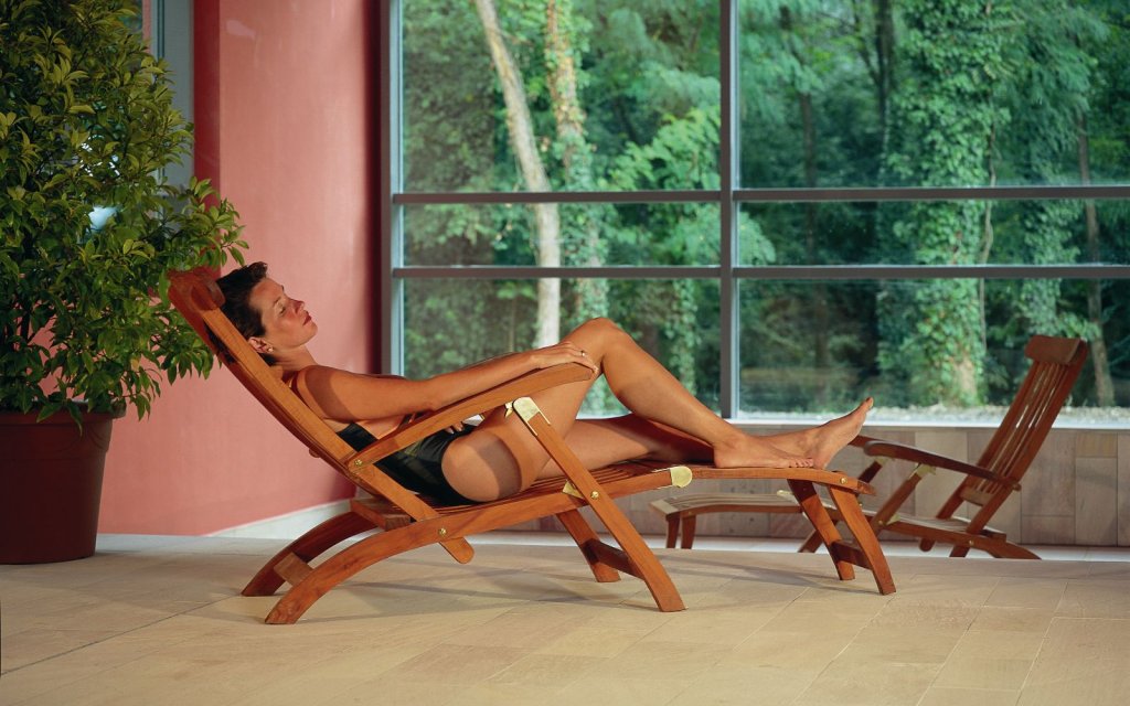 Frau auf einer Relaxliege