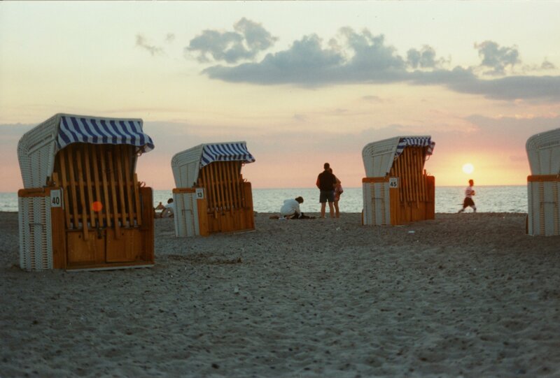 Sonnenuntergang am Strand mit Strandkörben