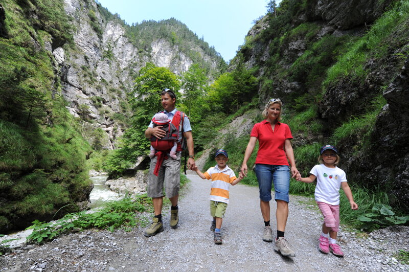 Familie auf dem Wanderweg