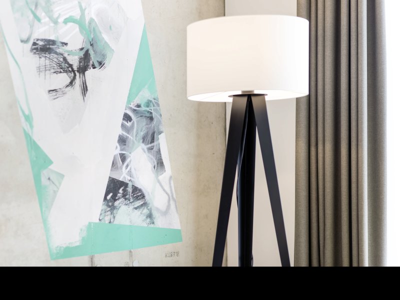 Stehlampe und Bild als Designelemente im Hotel Trezor