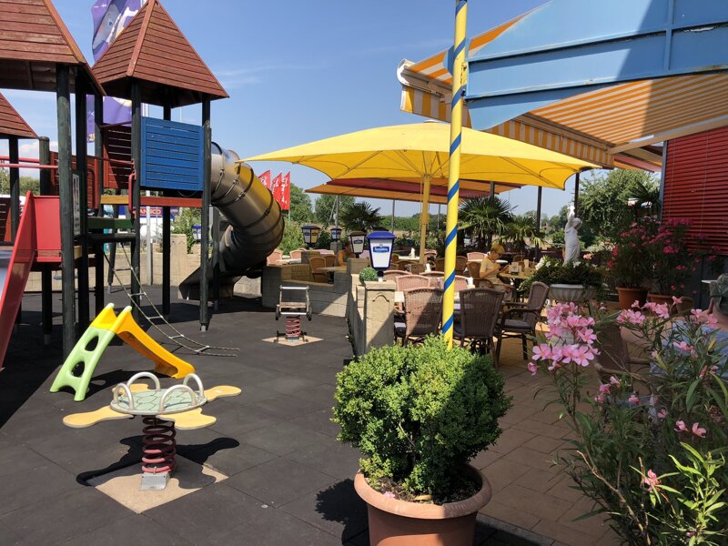 Spielplatz vor dem Hotel