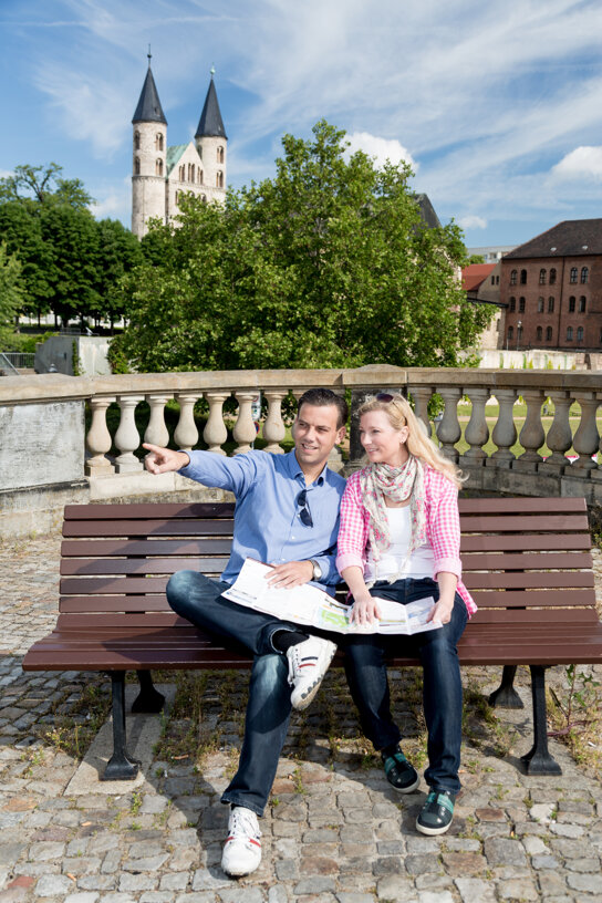 Paerchen vor dem Kloster Unser Lieben Frauen ©Magdeburg Tourist www.AndreasLander.de