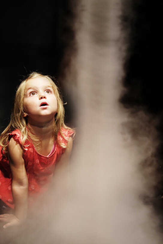 phaeno Maedchen am Nebeltornado Foto Nina Stiller