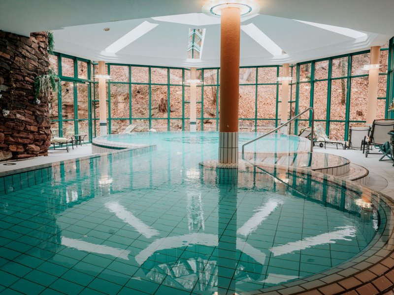 Indoor-Pool und Whirlpool