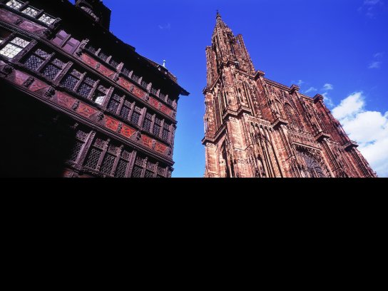 Strasbourg, cathedrale et maison Kammerzell c alsace-tourisme AAA Zvardon