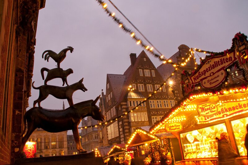 Weihnachtsmarkt Bremen mit Bremer Stadtmusikanten auf dem Marktplatz
