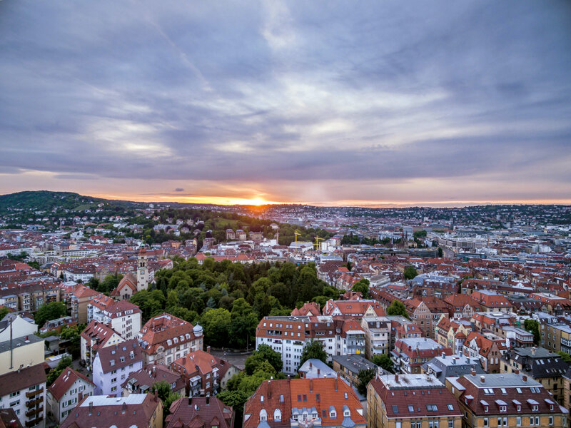 Panoramablick über Stuttgart bei Sonnenuntergang