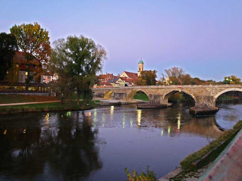 Brücke mit Stadt