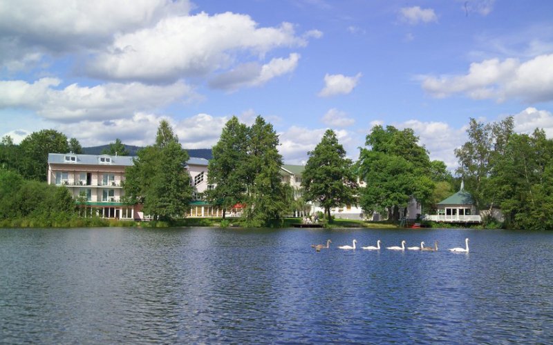 Nová Role Hotel Riviera Außenansicht vom See