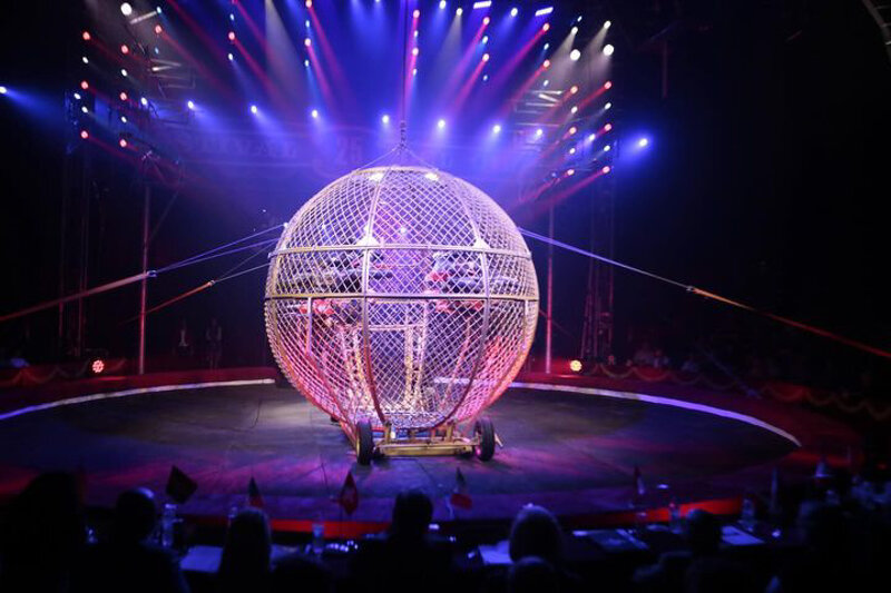 Bühne im Laserlicht mit weißer Riesenkugel