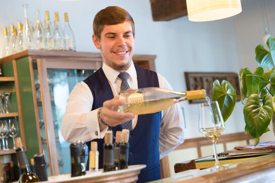 Kellner serviert Wein