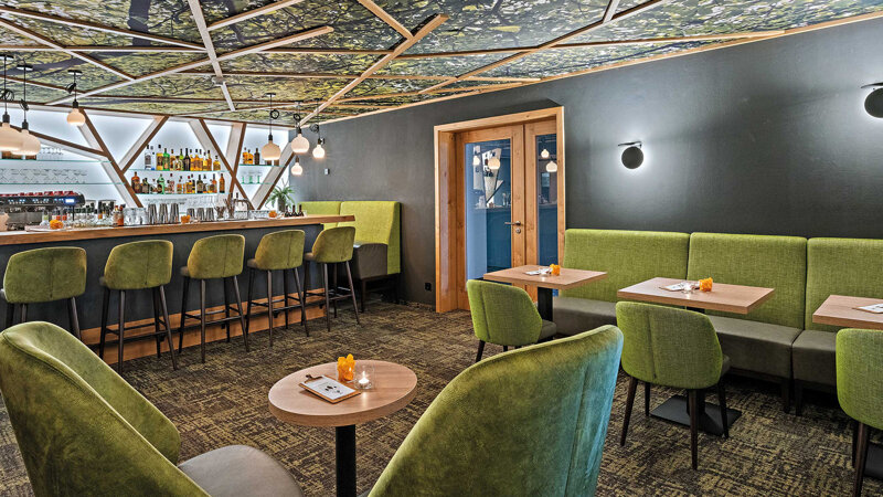 Bar mit grünen Sesseln