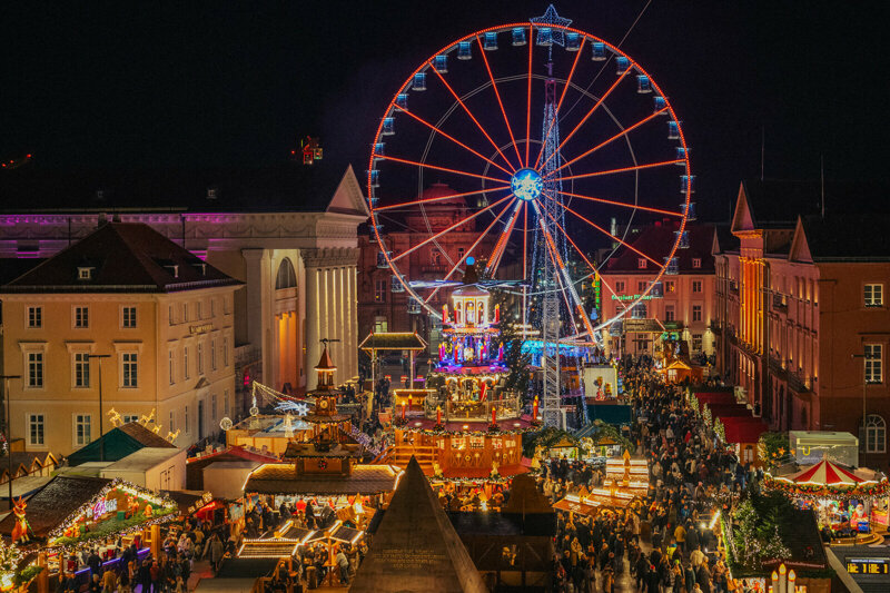Karlsruher Christkindlesmarkt am Marktplatz mit der historischen Pyramide