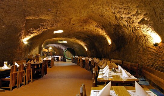 Restaurant mit Felsengewölbe
