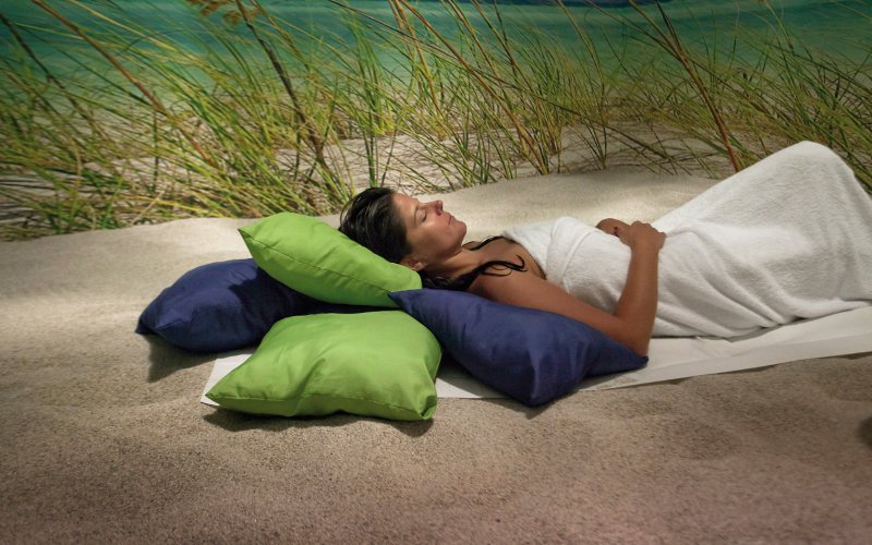 Frau auf Sandbank in der Kaiser-Friedrich-Therme