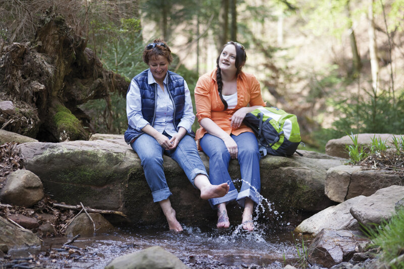 Frauen am Bach auf dem Wiesensteig in Bad Peterstal