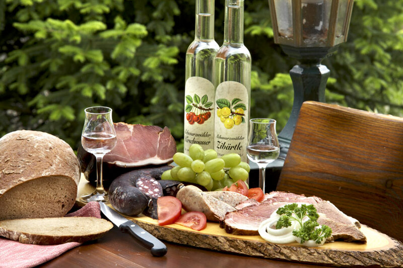 Schwarzwälder Vesperplatte mit Weißwein