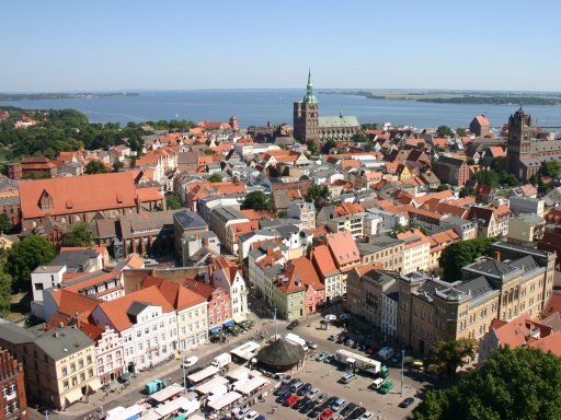 Ostseeluft, Hafen und die Insel Rügen vor der Tür