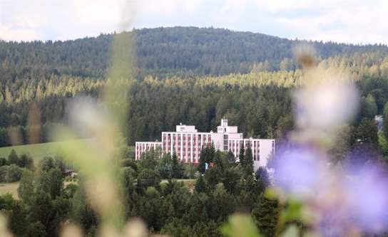 Blick aus der Ferne auf das Hotel Kaiseralm