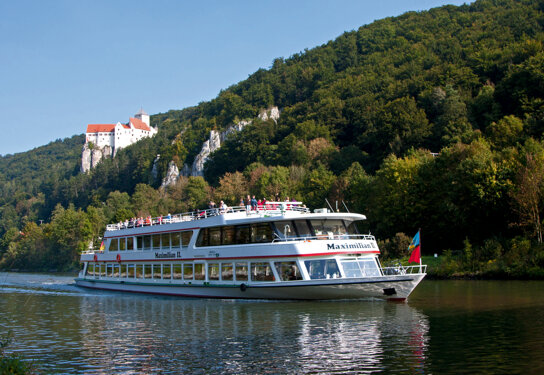Ausflugsschiff am Schloss Prunn