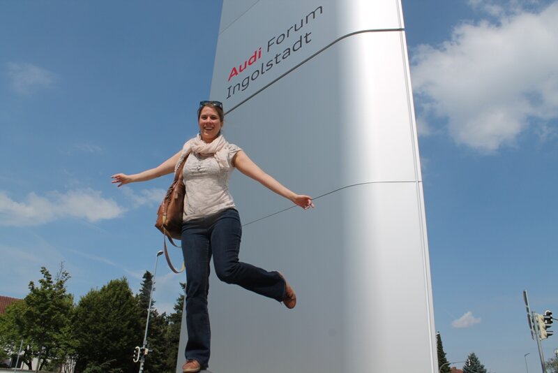 Friederike Günter vor dem Audi Museum in Ingolstadt.