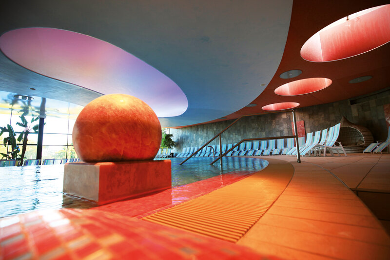 Erlebnisbad Miramar in Weinheim - Innenpool mit Skulptur