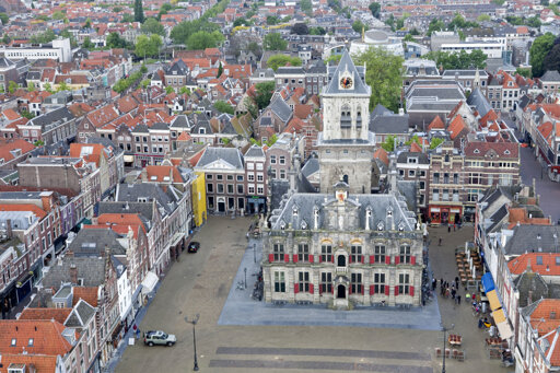 Delft von oben – Blick auf die historischen Grachten und Kirchen der Prinzenstadt