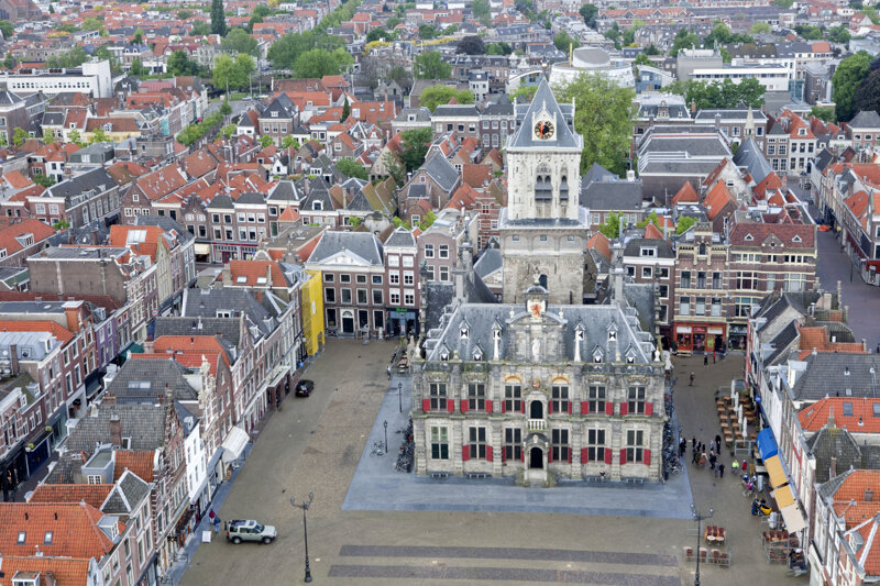 Delft von oben – Blick auf die historischen Grachten und Kirchen der Prinzenstadt