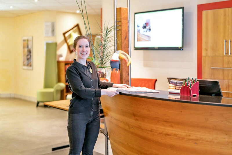 Mitarbeiterin an der Rezeption