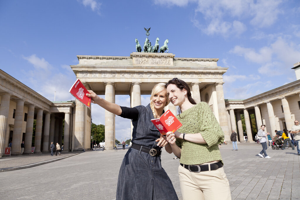 Touristen vor dem Brandenburger Tor.05
