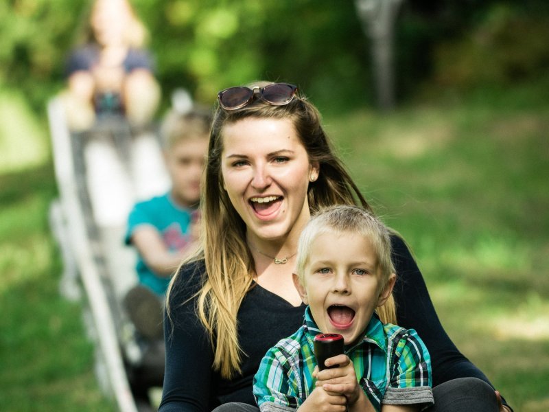 Mutter und Kind auf der Sommerrodelbahn Altenberg