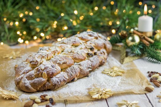vanocka-christmas-bread-sweet-shutterstock 510716440-Jaromir-Klein (1)
