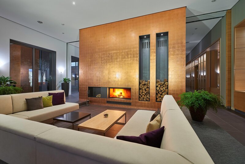 minimalistische Lobby mit Kamin